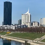 Uno City, Donauinsel